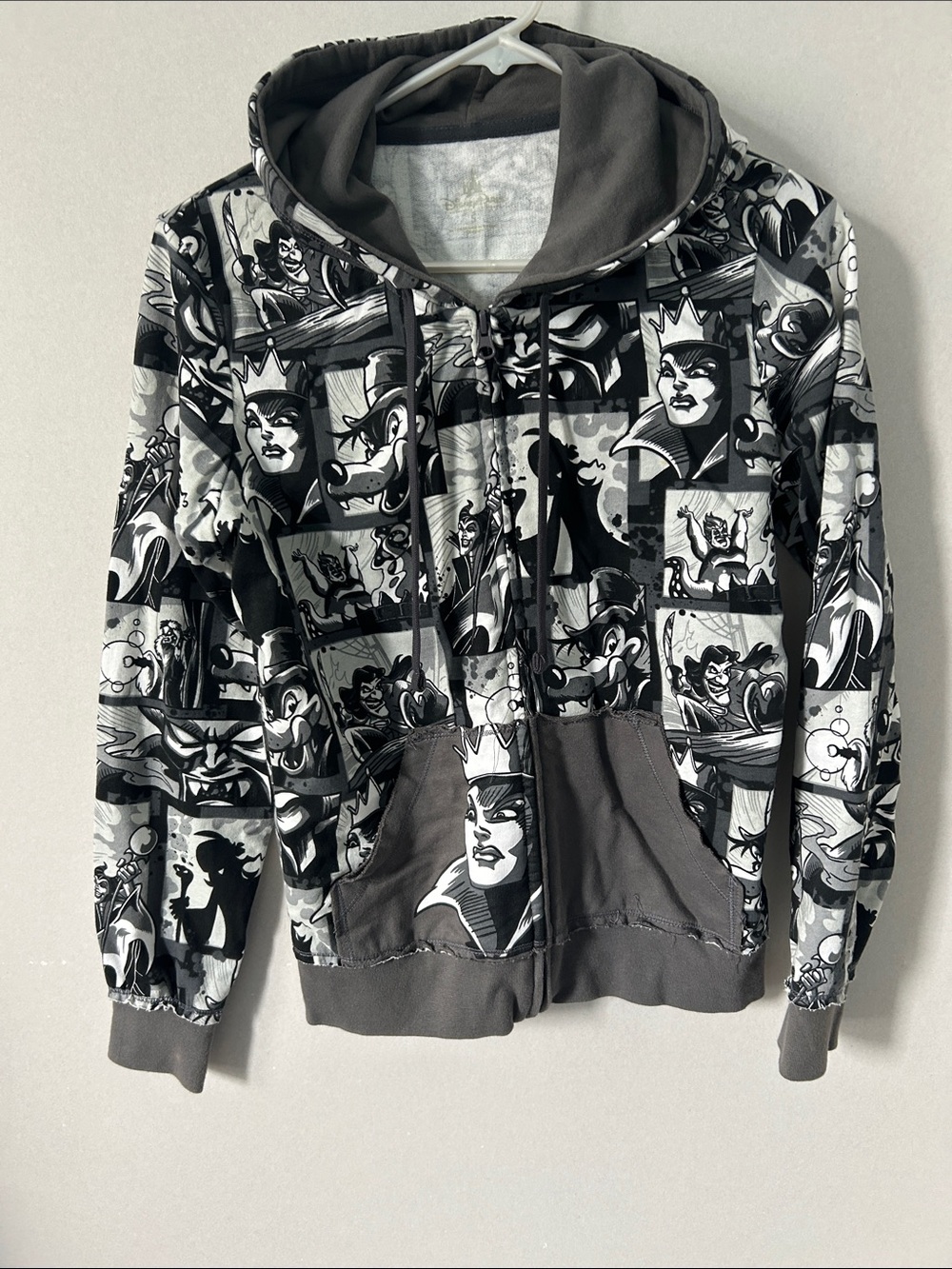 Ladies Disney Villians Graphic Black & Gray Zip-Up Hoodie Jacket. Size Small